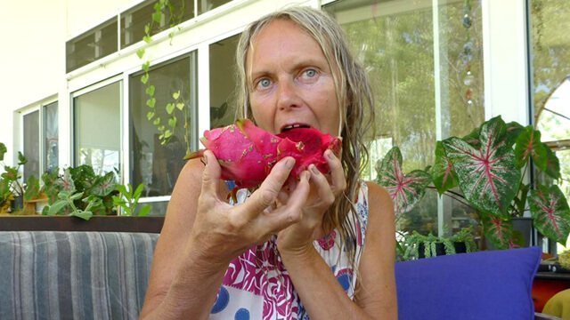 Kvetoslava Martinec eats dragon fruit